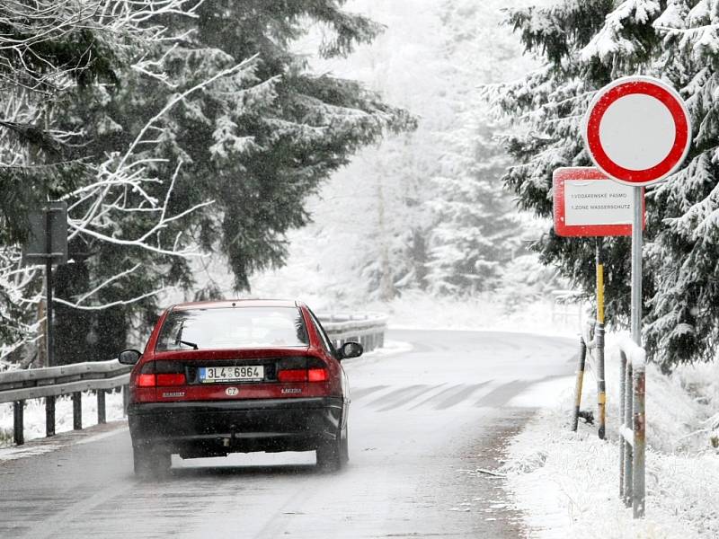 Sníh je pryč, o víkendu zmizí i dopravní značka se zákazem vjezdu.