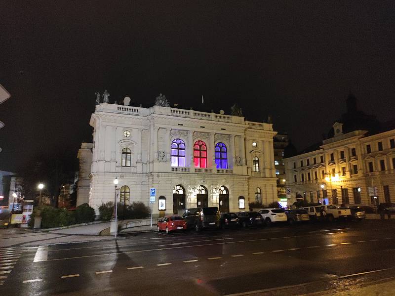 Divadlo v Liberci se zahalilo do barev trikolóry.