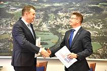 Liberecký kraj a město Turnov pokračují ve spolupráci. Záměr směny školských areálů deklarovaly ve svém memorandu, které platí do konce roku 2027. Jeho znění schválila také obě zastupitelstva.