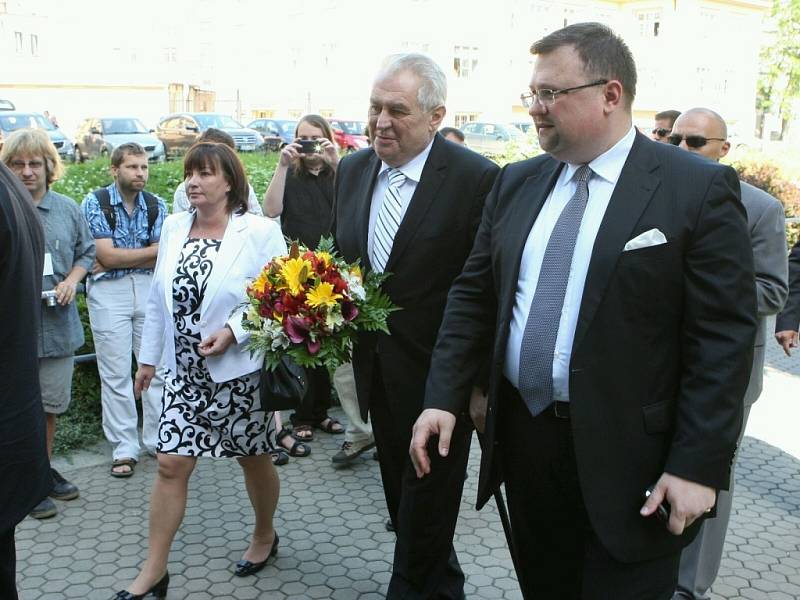 Miloš Zeman před krajským úřadem.