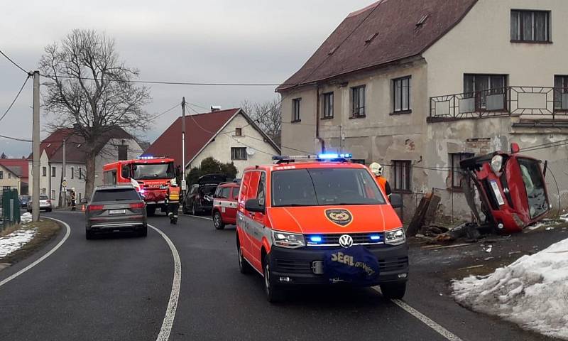 V Dlouhém Mostě narazilo auto do sloupu. Při nehodě se zranil jeden člověk