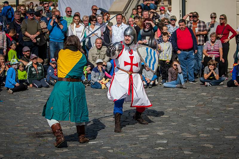 Svatováclavské slavnosti proběhly na Zámku Svijany. Na snímku je šermířské vystoupení v podání skupiny historického šermu Alterum, 2017.