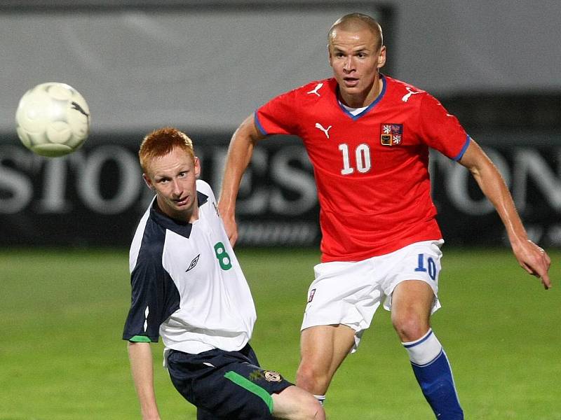 ADAM HLOUŠEK (vpravo s číslem 10) v utkání reprezentační „jednadvacítky“ v Jablonci proti Severnímu Irsku. Vlevo Robert Garrett.