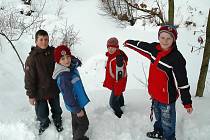 ZACHRÁNCI. Marek Kasinec, Patrik Dufek, Dominik Koudela a Michal Patka (zleva) prokázali velkou odvahu, když vytáhli z ledové vody pětiletého Jirku Kasince.