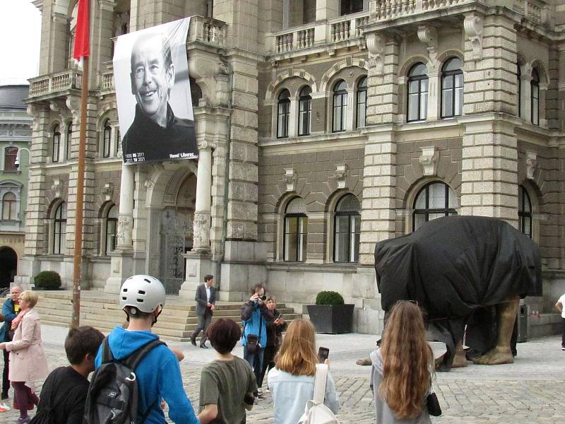 Kontroverzní umělec David Černý vystavil v Liberci další dílo. Jeho trabant se čtyřma lidskýma nohama nahradil před libereckou radnicí skleněnou plastiku Sublima od Jiřího Pačinka.