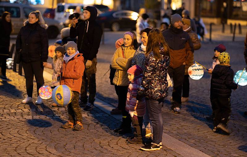 Rodiče s dětmi a lampióny prošli Hrádkem. V čele šel bílý kůň.