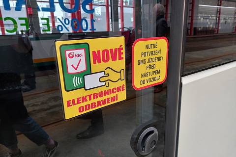 Nová odbavovací zařízení ve vozech městské hromadné dopravy na nákup jízdenky pro jednotlivou jízdu pro cestování na linkách IDOL v Libereckém kraji.