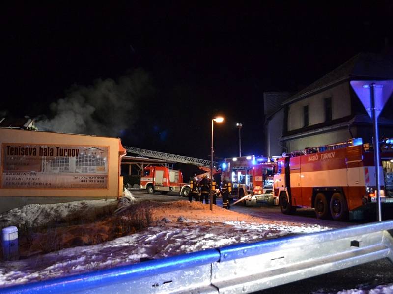 SEDM JEDNOTEK HASIČŮ zasahovalo v pátek brzo ráno u požáru Tenisové haly Turnov. Díky jejich včasnému zásahu se podařilo uchránit majetek ve výši několika milionů korun.