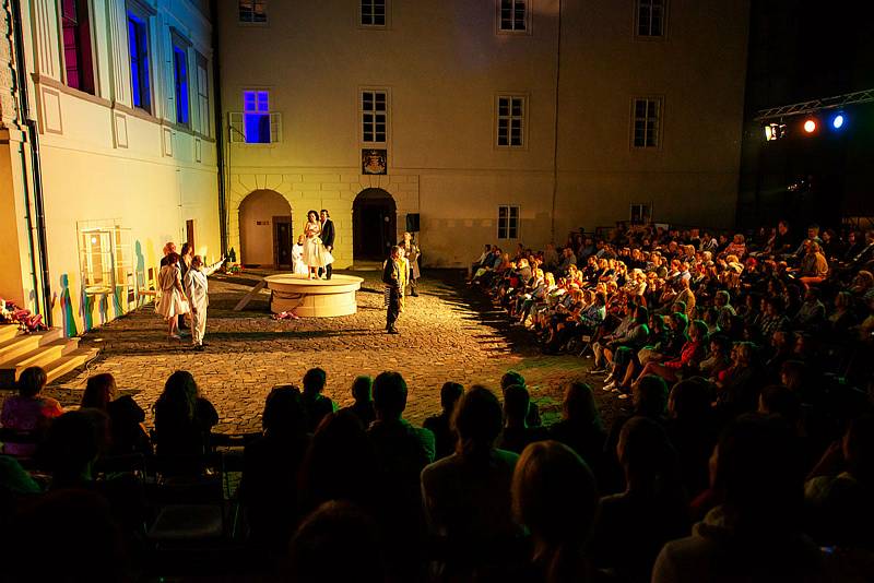 Divadlo F.X.Šaldy hrálo pod širým nebem na nádvoří zámku Svijany.
