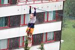 HIGHLINE jsou lajny natažené vysoko nad zemí mezi stromy, skalními masivy nebo věžemi. Slackline je balancování, chození a skákání na popruhu upevněném mezi dvěma body. 