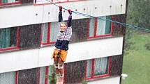 HIGHLINE jsou lajny natažené vysoko nad zemí mezi stromy, skalními masivy nebo věžemi. Slackline je balancování, chození a skákání na popruhu upevněném mezi dvěma body. 