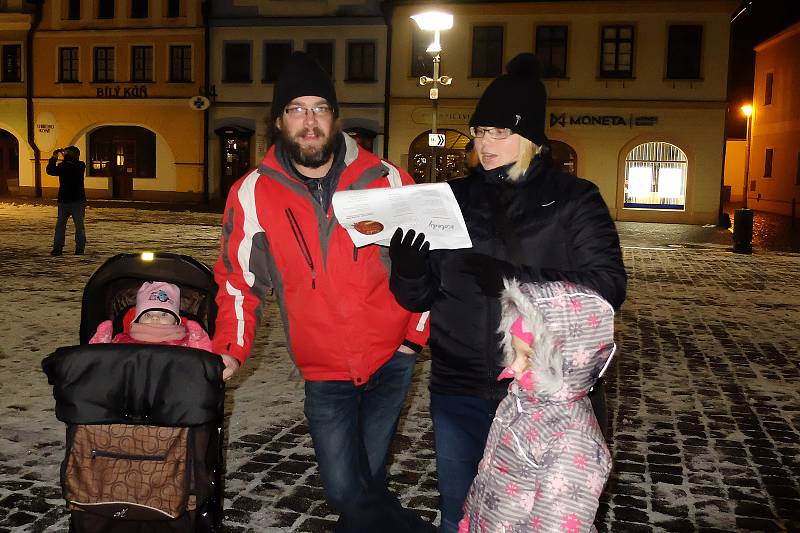 K celorepublikové akci Česko zpívá koledy se ve středu 12. prosince 2018 opět přidal i Frýdlant. Šest známých koled a vánočních písní si u vánočního stromu na náměstí T. G. Masaryka zazpívalo v chladném počasí kolem sedmi desítek lidí.