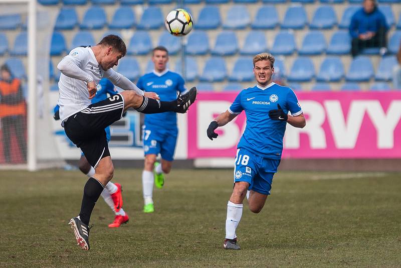 Zápas 19. kola první fotbalové ligy mezi týmy FC Slovan Liberec a MFK Karviná se odehrál 3. března na stadionu U Nisy v Liberci. Na snímku zleva Pavel Dreksa a Matěj Pulkrab.