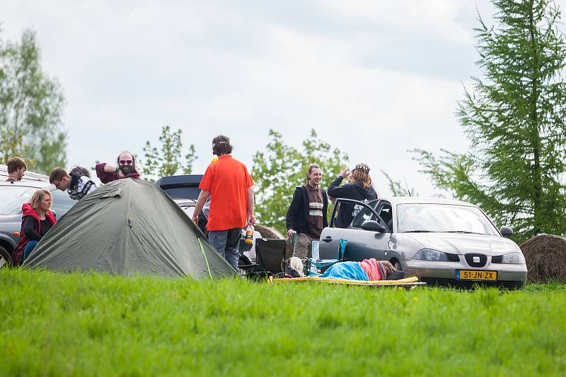 Příznivci techna se sjíždějí 27. dubna na louku u Krásné Studánky v Liberci. Až do úterý 1. května se zde bude konat technoparty.