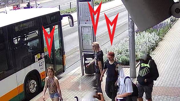 Několik lidí napadlo dívku v liberecké tramvaji. Police hledá svědky