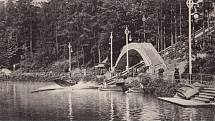 1906 a lidé nachází osvěžení u nově vybudované přehrady Harcov.