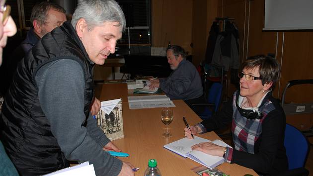 Miloslava Melanová svou knihu představila v Krajské vědecké knihovně v Liberci.