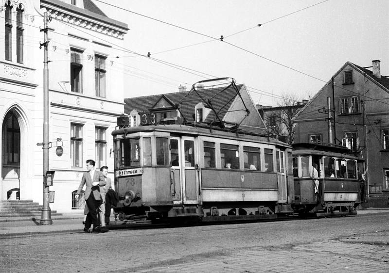 Archivní snímek, zachycující tramvaj Bovera za provozu v Ústí nad Labem.