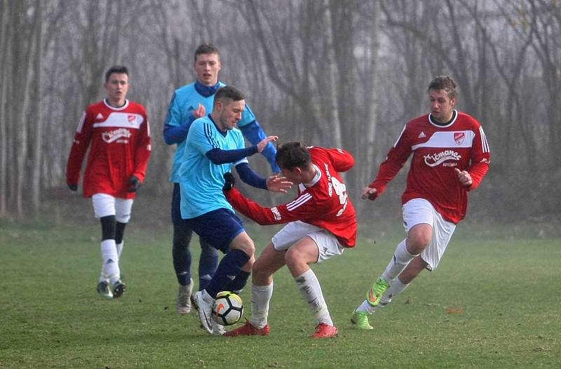 Vedoucí tým I. A třídy ze Mšena urval v Ruprechticích (hráči v modrém) plichtu 2:2  a přezimuje na čele tabulky.