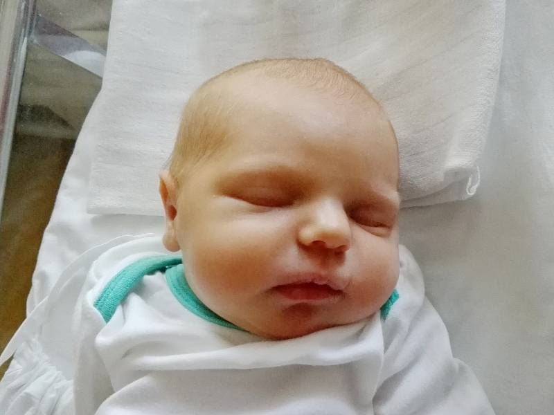 ELIŠKA LANCOVÁ Narodila se 26. září v liberecké porodnici mamince Petře Ouvínové z Hrádku nad Nisou. Vážila 3,10 kg.