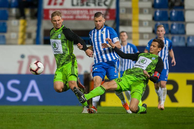 Zápas 14. kola první fotbalové ligy mezi týmy FC Slovan Liberec a FK Mladá Boleslav se odehrál 5. listopadu na stadionu U Nisy v Liberci. Na snímku vlevo je Michal Hubínek, vpravo Lukáš Hůlka.