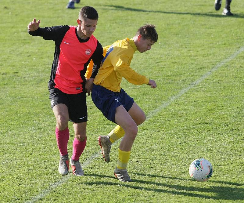 V drostenecké fotbalové soutěži U19 vyrychtoval Slovan Liberec hosty z Neratovic. Nastřílel jim neuvěřitelných 28 branek! (28:0). A to je druhá nejvyšší soutěž dorostu! Vítězové jsou v červených dresech.