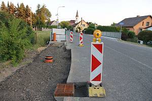 V Liberecké ulici v Osečné pokračuje výstavba chodníku.