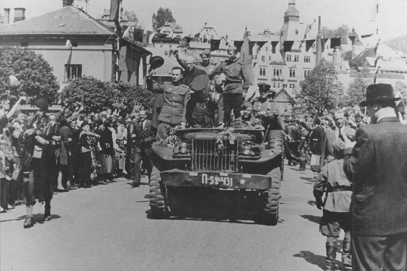 Bílá místa. To je název výstavy, kterou připravila Pojizerská galerie a muzeum v Semilech. Představí některé události z konce druhé světové války na Semilsku, ale především výrobu tajných německých zbraní ve zdejší továrně.