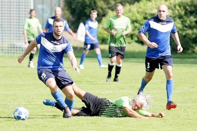 Krásná Studánka B (v modrém) porazila Rozstání B 3:0.