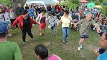 JAKO NA MEZI PLOTY. Stejně jako na pražském festivalu panuje v Kurovodicích příjemná nálada a neopakovatelná atmosféra.