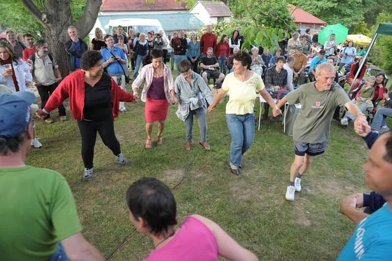 JAKO NA MEZI PLOTY. Stejně jako na pražském festivalu panuje v Kurovodicích příjemná nálada a neopakovatelná atmosféra.