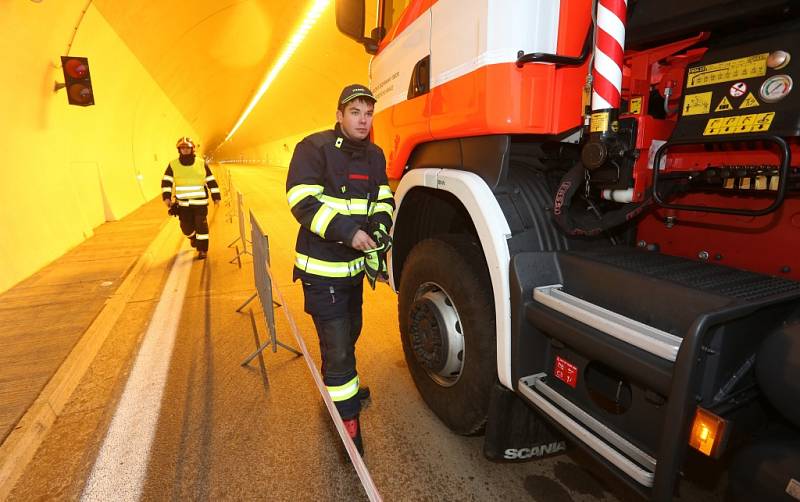 Požár dvou aut likvidovali hasiči v tunelu Radejčín na dálnici D8. Ale jen jako.