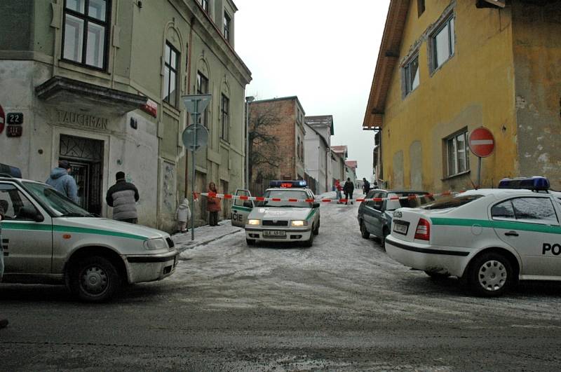 Policie ulici zcela uzavřela.