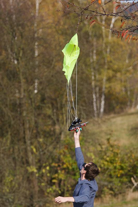 František Manlig při testování dronu s padákem.