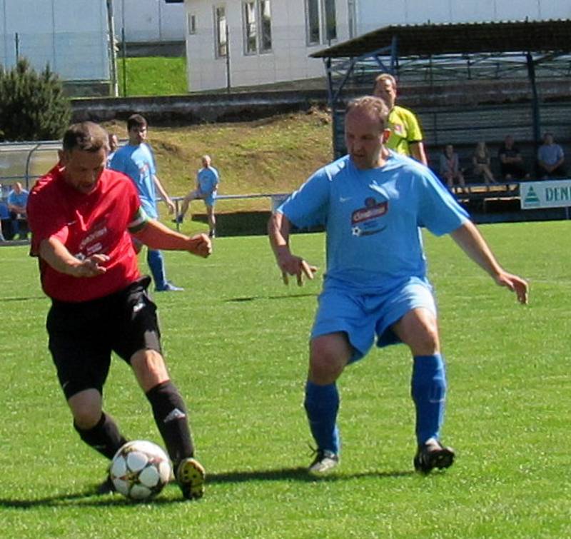 Krásný Les (v modrém) porazil béčko Nového Města 2:1.