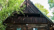 Jíslova rychta v Trávníčku na Českodubsku patří k nejhonosnějším zástupcům lidové architektury této oblasti. Ač je v zuboženém stavu, zůstalo v ní zachováno vše jako v 19. století. Včetně černé kuchyně nebo pece. 