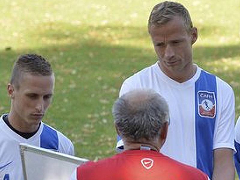 JANOŠÍK NASLOUCHÁ POKYNŮM. Martin Janošík (vlevo) vstřebává spolu s Jiřím Jarošíkem pokyny trenéra Wernera Ličky.