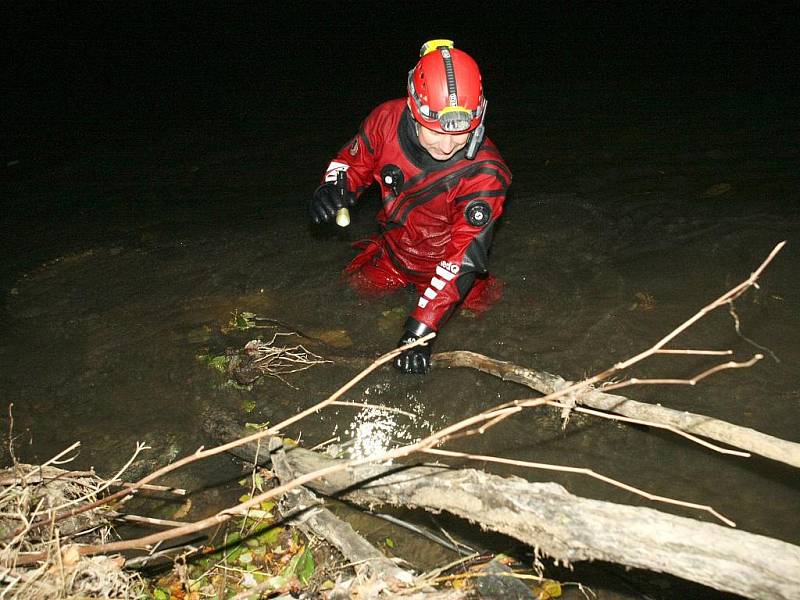 Potápěči prohledávali břehy řeky Nisy do pozdních nočních hodin.