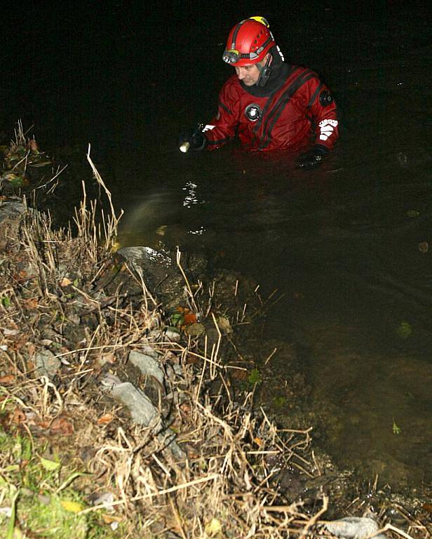 Potápěči prohledávali břehy řeky Nisy do pozdních nočních hodin.