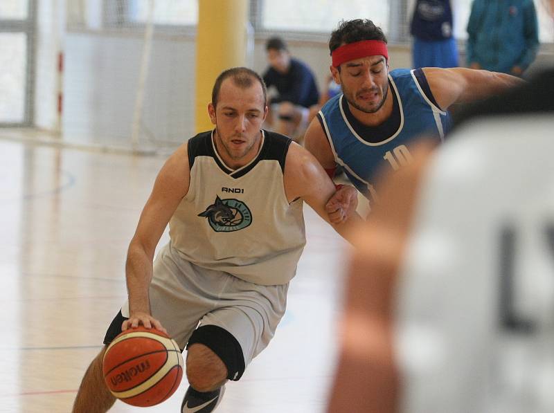 Ve II. lize basketbalu hostili Lynx Liberec celek Poděbrad (v modrém).