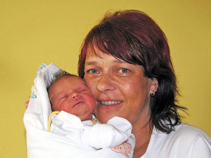 Rodičům Haně a  Petru Šmákalovým z Liberce se  9. října  v Jablonci narodila dcera Nelly Šmákalová. Měřila 48 cm a vážila 3,5 kg.