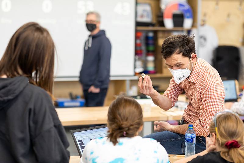 Kluci a holky soutěžili v libereckém iQFABLABu o nejlepší módní doplněk. O vítězi rozhodne veřejnost při hlasování na internetu.