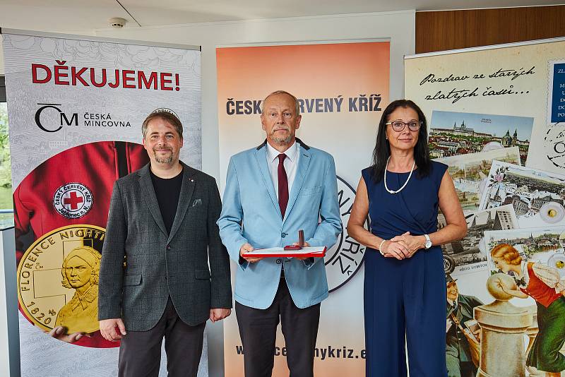 Zlatou medaili dostal profesor Jaroslav Beran z Technické univerzity v Liberci, který vytvořil nový laboratorní stroj na výrobu nanovláken pro potřeby roušek a filtrů v Libereckém kraji.