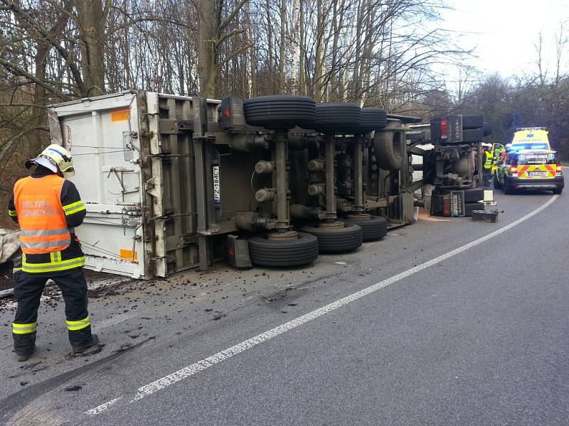 Nehoda polského kamionu mezi Grabštejnem a Chotyní uzavřela silnici.