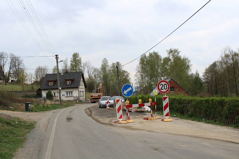 Uzavírka silnice v Oldřichově v Hájích.