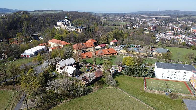 Zanedbaný školní statek ve Frýdlantu projde potřebnou rekonstrukcí a rozsáhlý areál z roku 1722 najde i nový účel. Nově v něm bude sídlit oddělení služební hipologie Policie České republiky. 