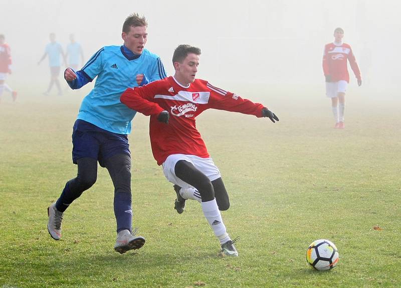 Vedoucí tým I. A třídy ze Mšena urval v Ruprechticích (hráči v modrém) plichtu 2:2  a přezimuje na čele tabulky.