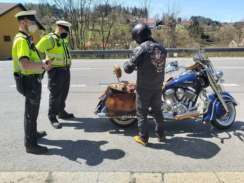 Hezké počasí vylákalo motorkáře v kraji na projížďky. Kontrolovali je policisté