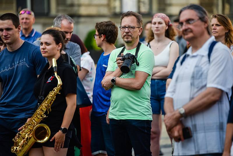 Pestrý program opět nabídne Léto na náměstí v Liberci. Zahájil ho koncert Big Bandu Jazz Tube z Augsburgu a Big Bandu ZUŠ Liberec.