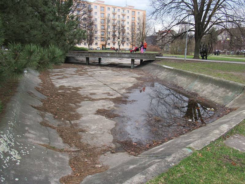 Stahují se sem bezdomovci, je tam sousta nepořádku.Nahradí bazének z 60. let moderní fontána?